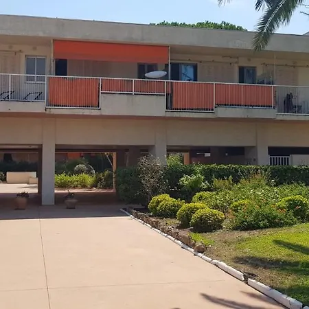 A Tropez Avec Terasse Face A La Apartman *