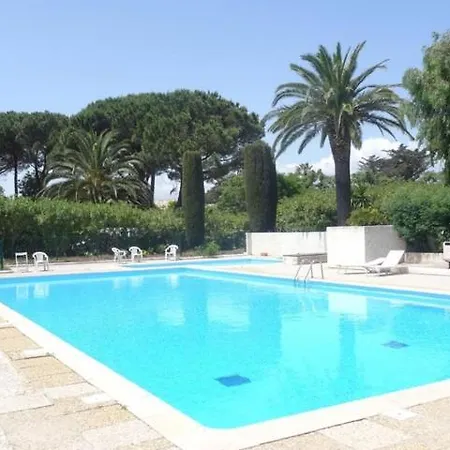 A Tropez Avec Terasse Face A La *